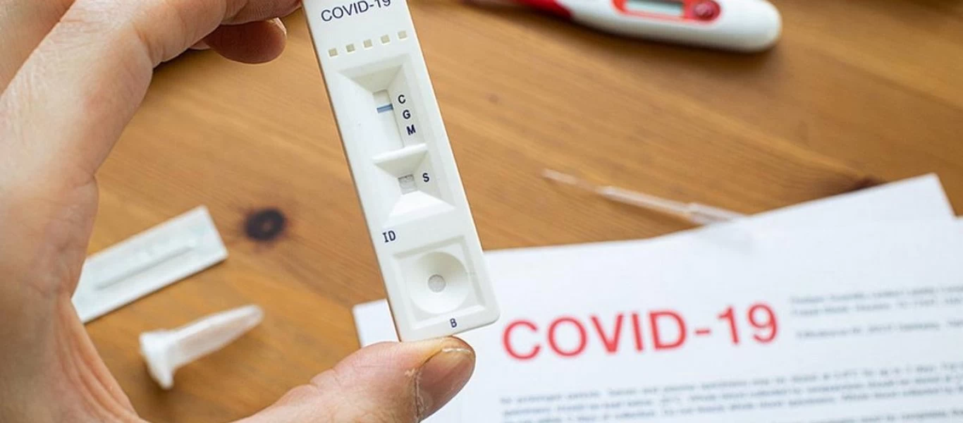 Περικοπές (και) στα self test κάνει η κυβέρνηση: Ένα και όχι δύο θα κάνουν πλέον οι εργαζόμενοι